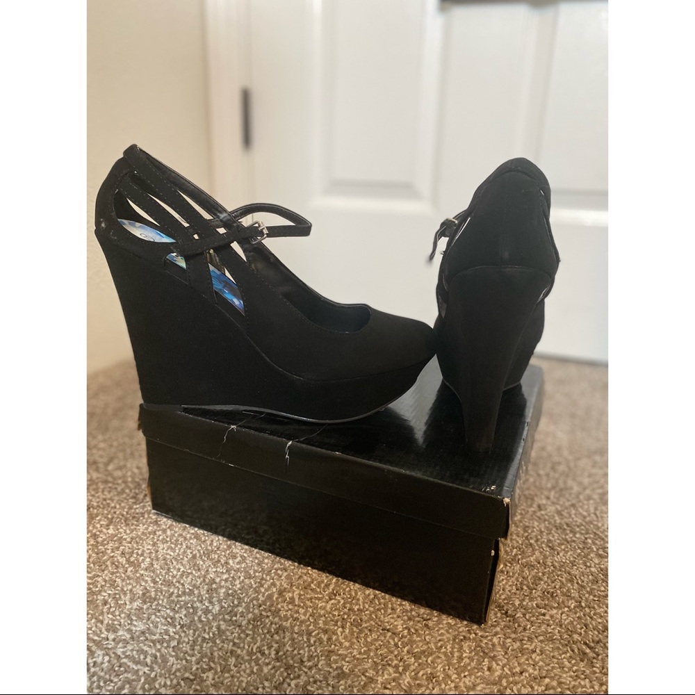 Deb Black Pumps